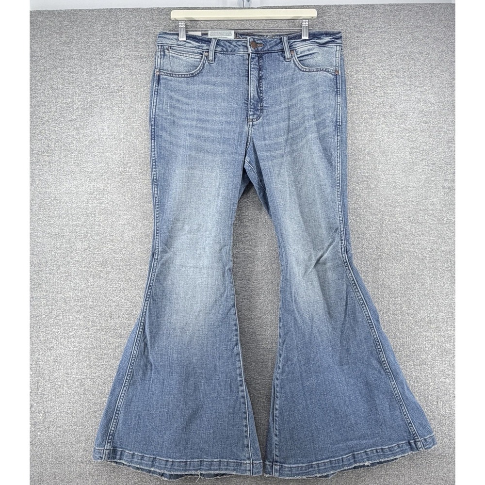 Wrangler Retro High Rise Flare Jeans Women Size 32x32 Blue Denim NEW